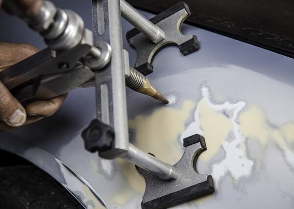 auto-body-refinishing-640x480-44078060.jpeg