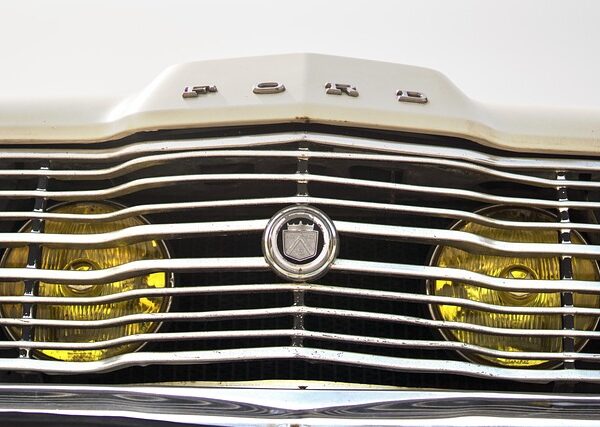 auto-body-refinishing-640x480-93115542.jpeg