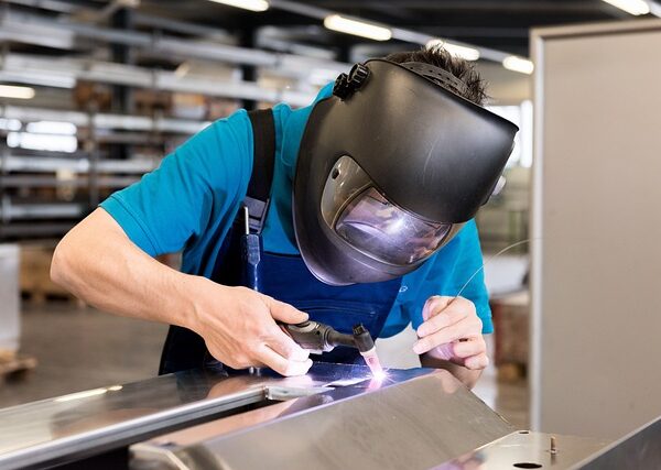 auto-repair-workshop-640x480-18119843.jpeg