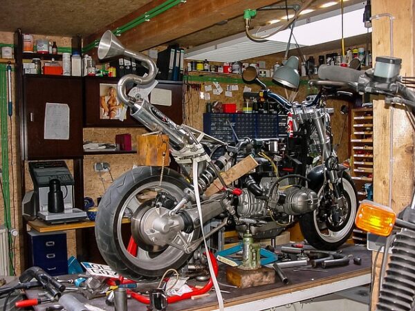 auto-repair-workshop-640x480-45130763.jpeg
