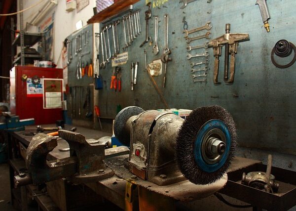 auto-repair-workshop-640x480-64399599.jpeg
