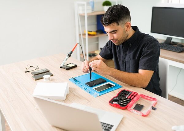 auto-technician-working-640x480-19023564.jpeg