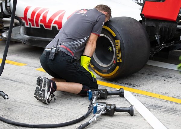 auto-technician-working-640x480-27764526.jpeg