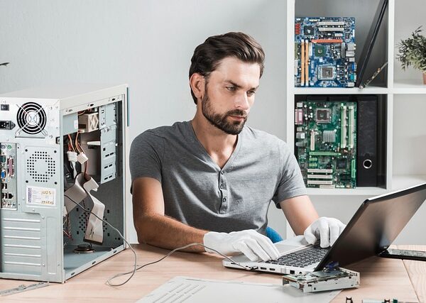 auto-technician-working-640x480-48791655.jpeg