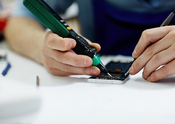 auto-technician-working-640x480-66293600.jpeg