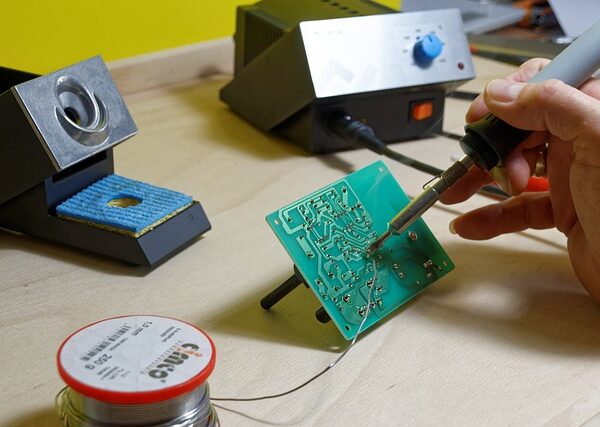 auto-technician-working-640x480-68369767.jpeg