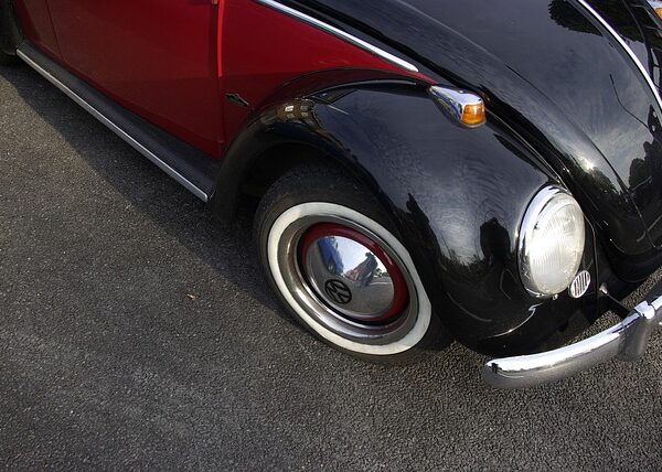 car-body-restoration-640x480-12428705.jpeg