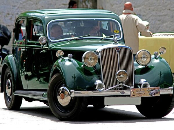 car-body-restoration-640x480-14859293.jpeg