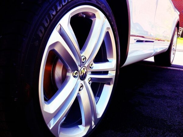 car-body-restoration-640x480-30388040.jpeg