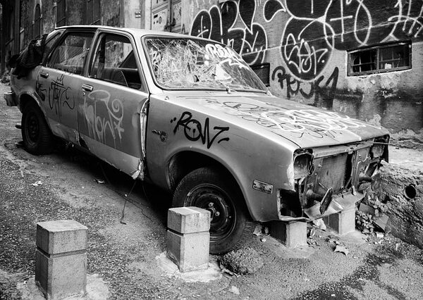 car-collision-repair-640x480-70428338.jpeg