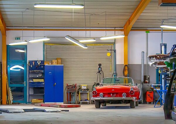car-collision-repair-640x480-76307771.jpeg