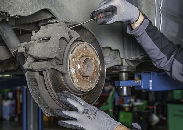 car-collision-repair-640x480-77733592.jpeg