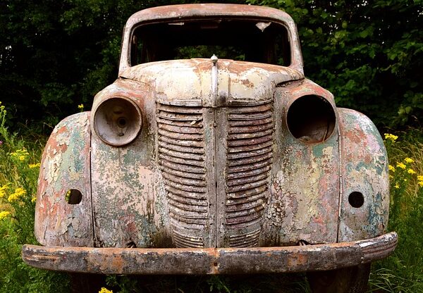 car-collision-repair-640x480-84007118.jpeg