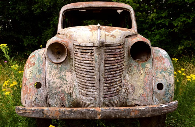 car-collision-repair-640x480-84007118.jpeg