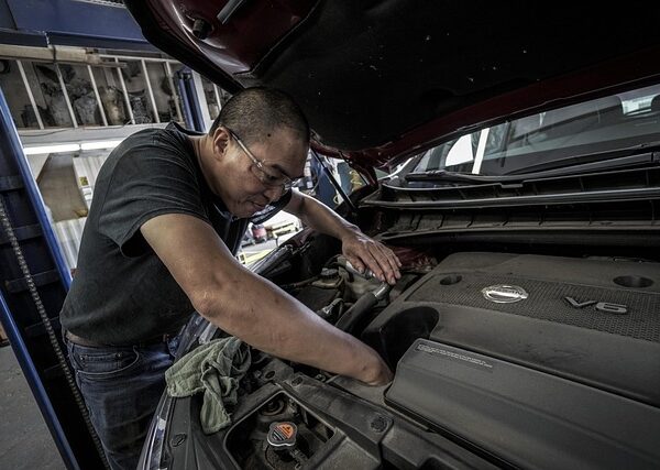 car-collision-repair-640x480-85060099.jpeg