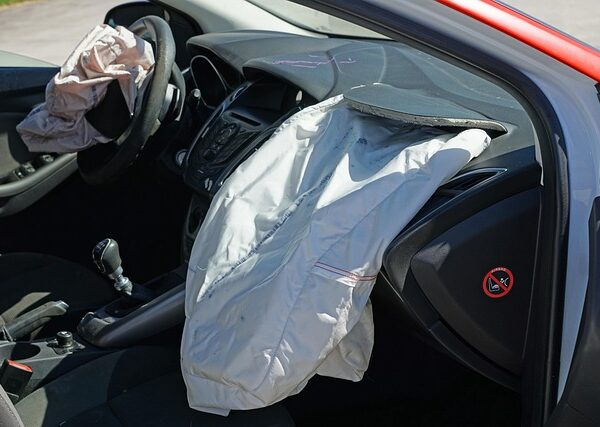 car-collision-repair-640x480-95390317.jpeg