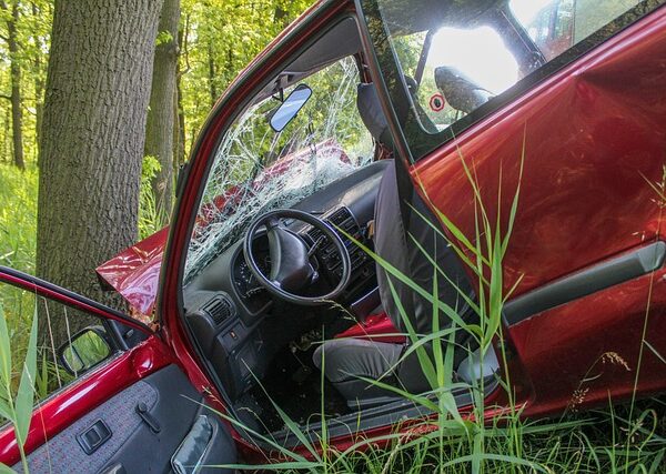 car-crash-damage-640x480-28017626.jpeg