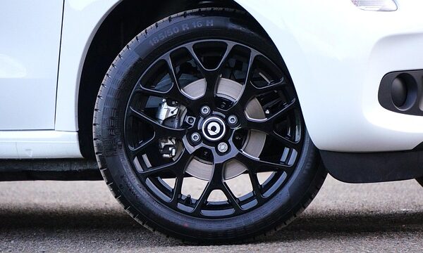 car-dent-repair-640x480-97607545.jpeg