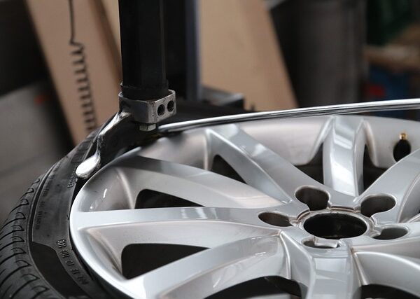 car-scratch-repair-640x480-39066963.jpeg