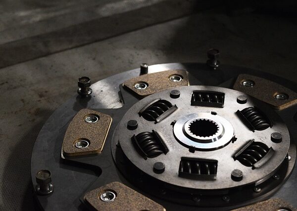 car-scratch-repair-640x480-49972304.jpeg