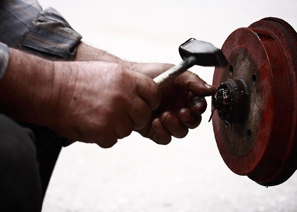 car-scratch-repair-640x480-58924730.jpeg