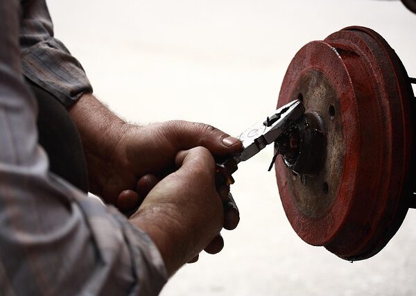 car-scratch-repair-640x480-84113818.jpeg