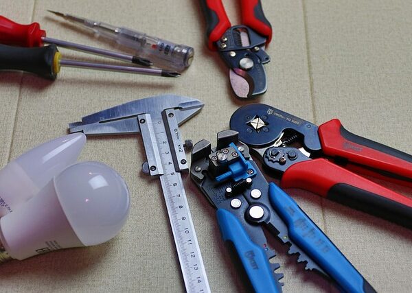 collision-repair-tools-640x480-27404703.jpeg