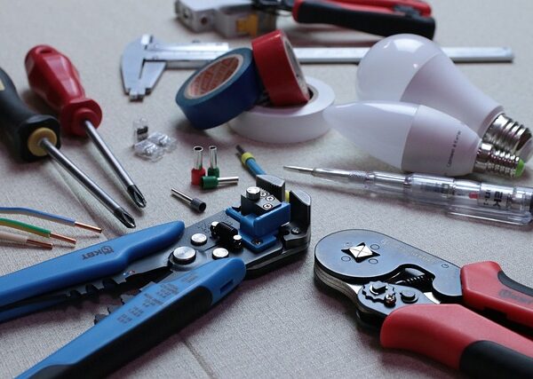 collision-repair-tools-640x480-89946640.jpeg