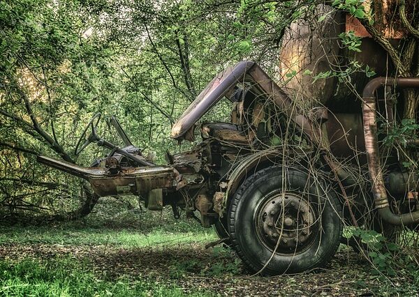 damaged-car-bumper-640x480-34745500.jpeg