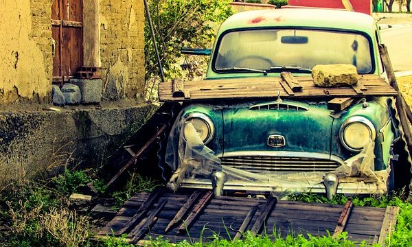 damaged-car-bumper-640x480-64155172.jpeg