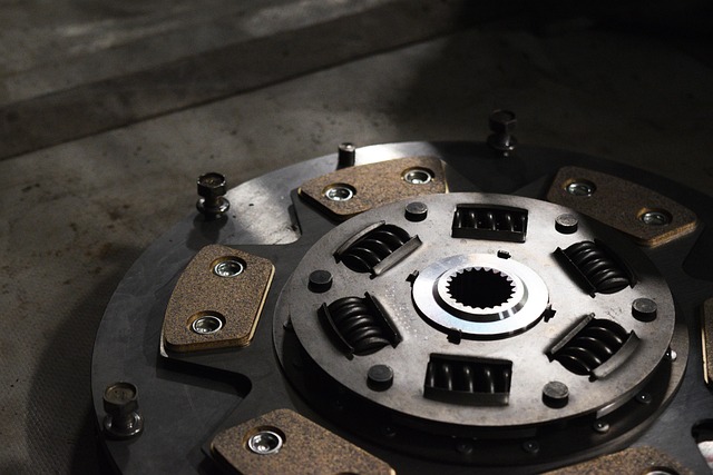 vehicle-repair-shop-640x480-39440364.jpeg