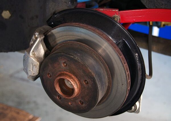 vehicle-repair-shop-640x480-47943666.jpeg