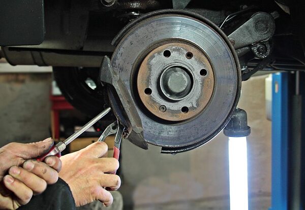 vehicle-repair-shop-640x480-71038851.jpeg