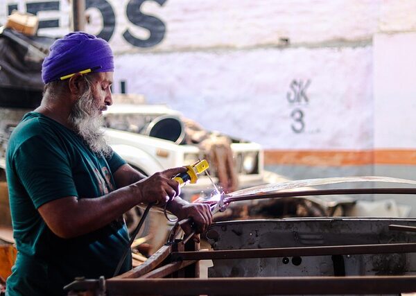 vehicle-repair-shop-640x480-91025872.jpeg