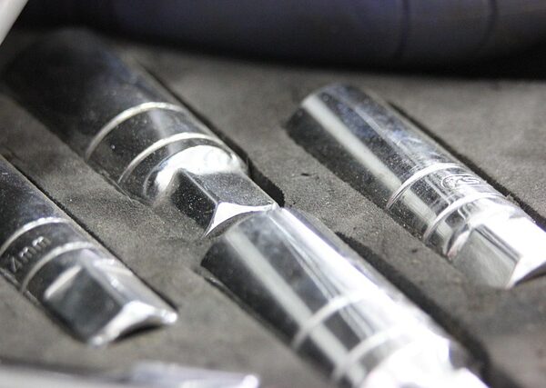 vehicle-repair-shop-640x480-92567212.jpeg